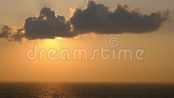 风景橙色日落天空背景风景橙色日出放松海景与广阔的地平线全高清1080便士视频的预览图