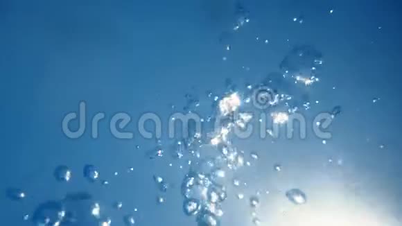 气泡在蓝色干净的海洋中上升到表面有人溺水视频的预览图