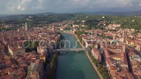 全景无人机俯瞰中世纪爱情之城维罗纳彼得拉桥和阿迪格河视频的预览图