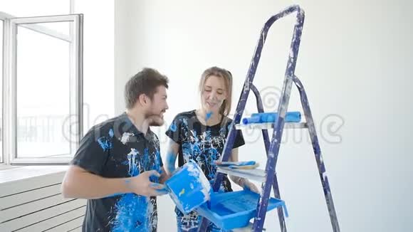 年轻幸福的一对夫妇在装修房子时玩得很开心视频的预览图