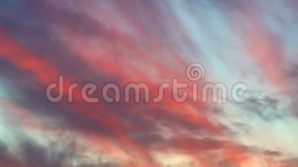 时光飞逝粉红的云朵在一天的日落时分在天空中移动视频的预览图