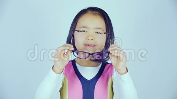 一个小韩国女孩戴眼镜视频的预览图