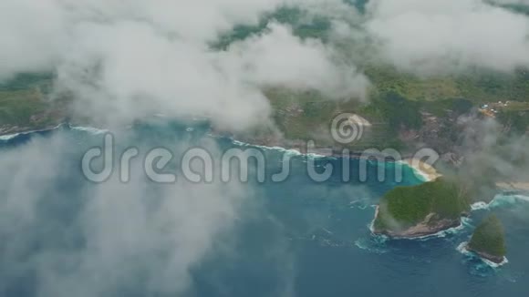 在云的高处俯瞰Kelingking海滩努萨佩尼达印度尼西亚巴厘旅行概念视频的预览图