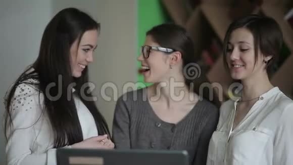 女孩们在笔记本电脑上发现一些有趣的东西视频的预览图