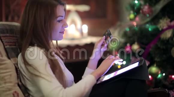 女孩在平板电脑上用信用卡记录号码视频的预览图