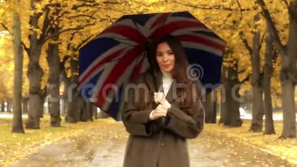 雨天美丽的年轻女子撑着伞站在秋巷视频的预览图
