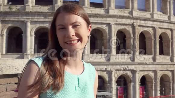 意大利罗马著名的竞技场附近的年轻女子女游客慢镜头微笑视频的预览图