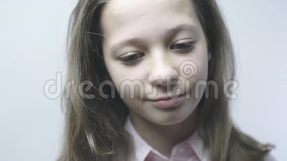一个十几岁的女孩把耳机放在慢音乐里视频的预览图