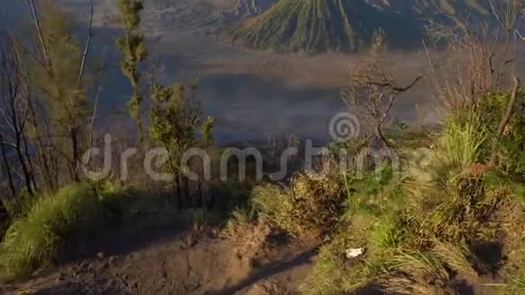 印度尼西亚爪哇岛腾格卡尔德拉火山内的Bromo火山的视点日出视频的预览图