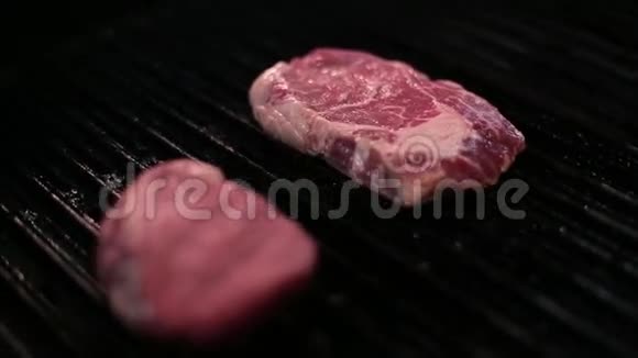 牛排在烤架上煎视频的预览图