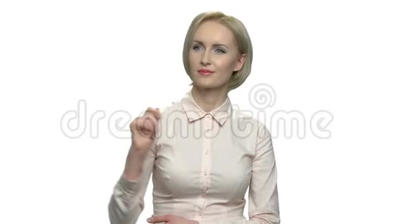 商务女性按下虚拟屏幕上的按钮视频的预览图