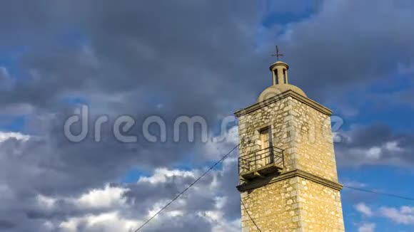 蓝天上一座古老钟楼的4K时间点视频的预览图