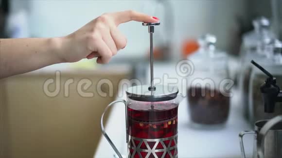 手放下茶壶与茶的活塞视频的预览图