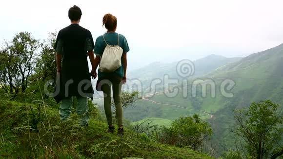 一对观光情侣在喜马拉雅山欣赏壮丽景色视频的预览图