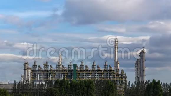 工业区石油石化厂化工产品的时间间隔随雨云移动视频的预览图