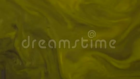 黄色丙烯酸涂料与水混合的特写金色亚克力材质视频的预览图