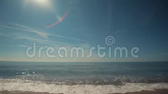 宁静的大海和晶莹剔透的蓝天视频的预览图