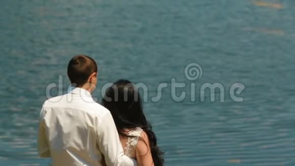 重新观看迷人的新婚夫妇亲吻和享受海景视频的预览图