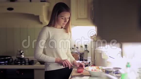 小女孩在厨房里做节日晚餐视频的预览图