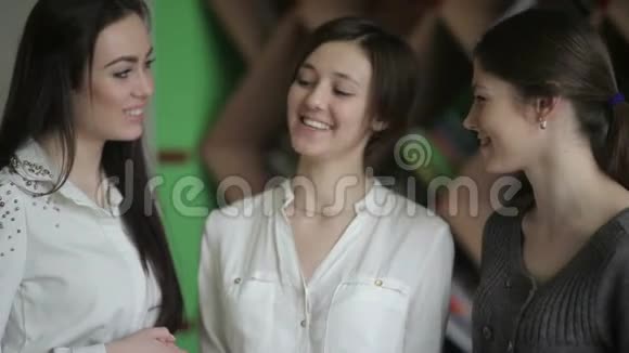 三个女朋友互相微笑视频的预览图