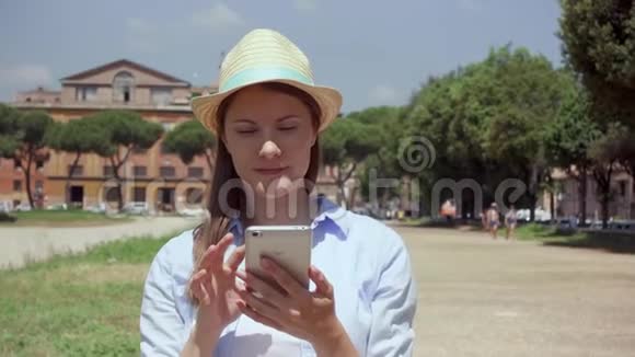 意大利罗马的女人在慢动作中使用手机欧洲度假的女性旅行者视频的预览图