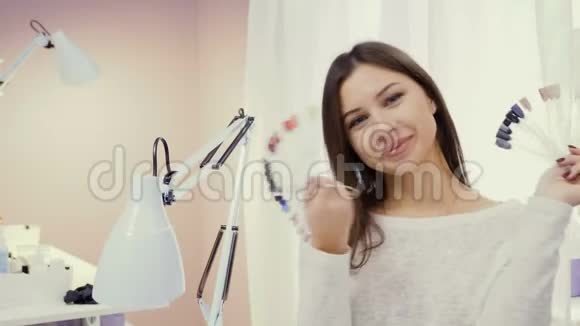 美甲师在美容院使用美甲技巧视频的预览图