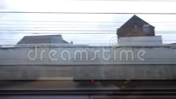 快速行驶的火车车窗里闪烁的电线视频的预览图
