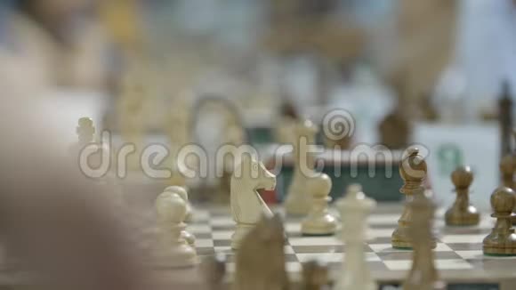 国际象棋比赛中的棋盘和人物世界学员锦标赛特写视频的预览图