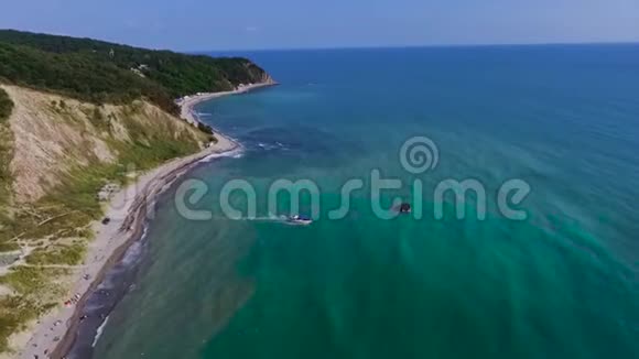 蓝色海湾的黑海美丽的海滩在黑海地区的克拉斯诺达尔地区快乐的船空中观景视频的预览图
