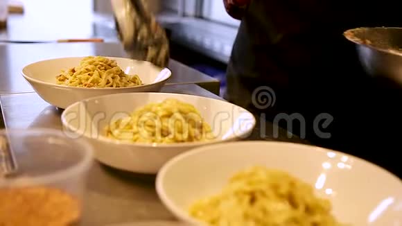 厨师将新鲜的面食面条放入碗中食用视频的预览图