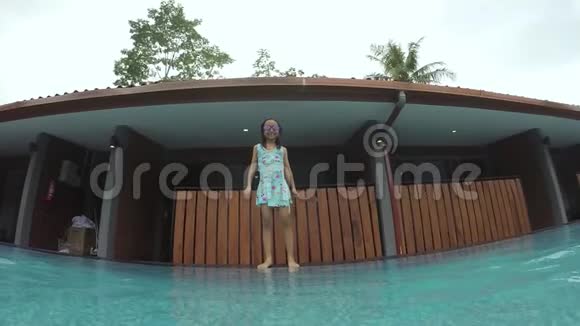 女孩慢动作跳进游泳池视频的预览图