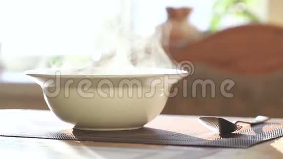 蒸汽上升到盘子上面视频的预览图