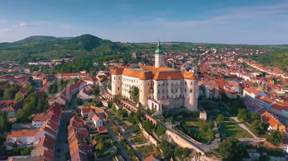 鸟瞰米库洛夫城堡和老镇中心米库洛夫南摩拉维亚捷克共和国视频的预览图