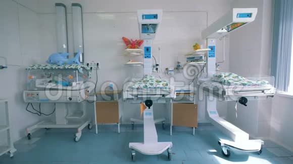 有新生儿躺在箱子里的医院视频的预览图