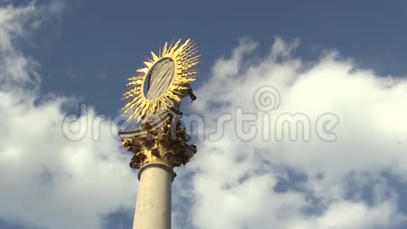 1679年至1683年间在布尔诺Svoboda广场修建了玛丽安柱柱纪念瘟疫流行视频的预览图