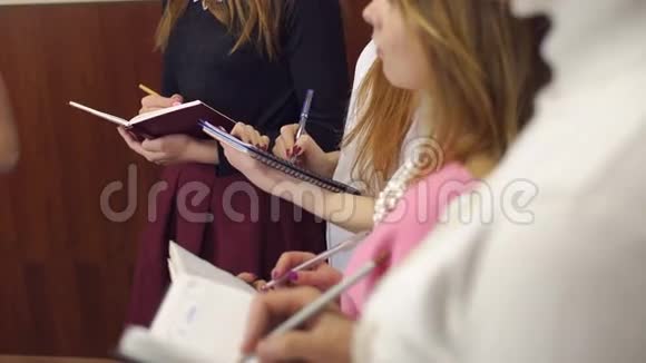 一群女孩在课堂上用笔记本写作视频的预览图