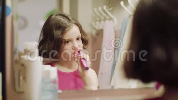 小女孩在镜子前刷牙视频的预览图