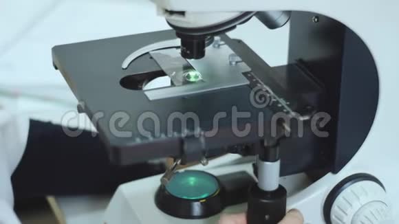 在实验室做显微镜的医生医疗专门知识和诊断视频的预览图