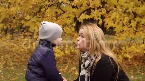 母子在秋天公园接吻4K视频的预览图