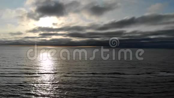 在阳光明媚的日子飞越大海西方的太阳反射在水中视频的预览图