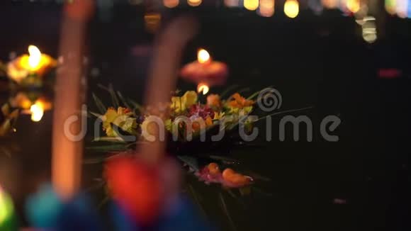 在水面上漂浮着大量的喀喇叭庆祝泰国传统节日LoyKrathong视频的预览图
