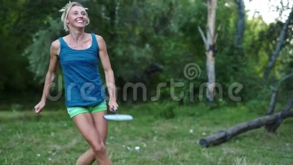 漂亮的微笑运动健身女人在公园打羽毛球视频的预览图