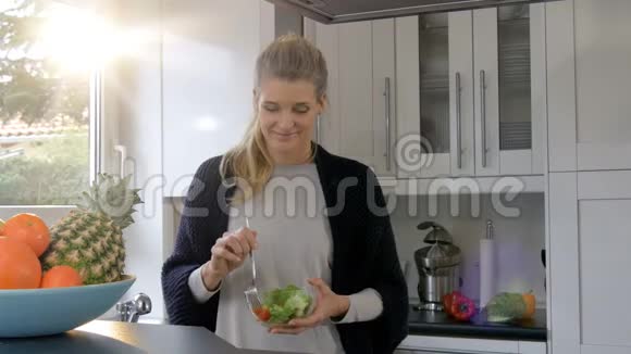女人在家吃沙拉2视频的预览图