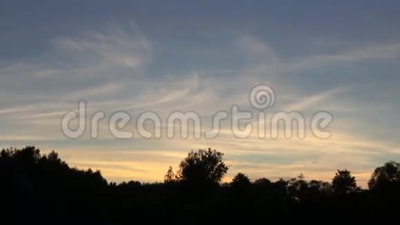 日落时的天空和倒影视频的预览图