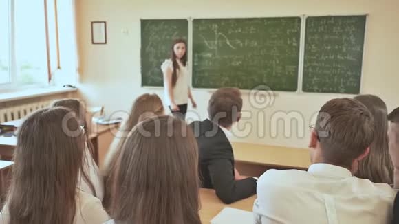 女学生在课堂上举手回答俄罗斯学校视频的预览图