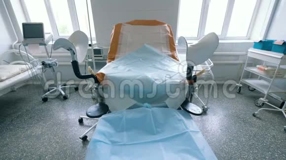 位于医院房间的空妇科椅视频的预览图