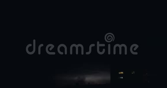 乌云笼罩在高大的老公寓大楼上光线充足视频的预览图