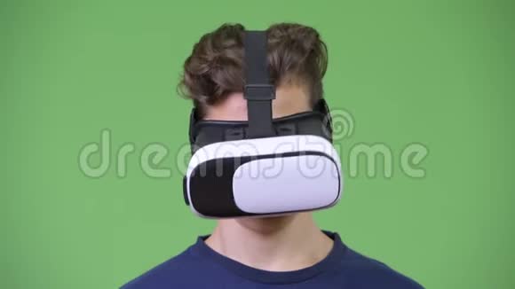 年轻英俊的少年使用虚拟现实耳机视频的预览图