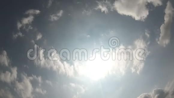 阳光灿烂云动人视频的预览图
