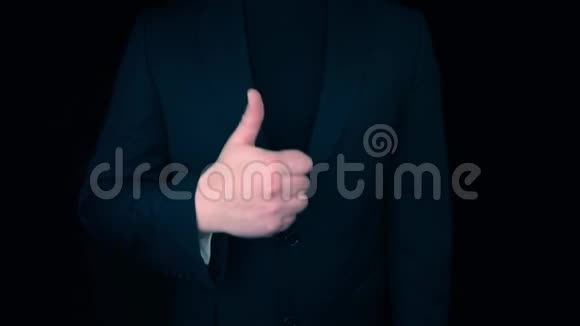 肌肉男用拇指向上指向视频的预览图